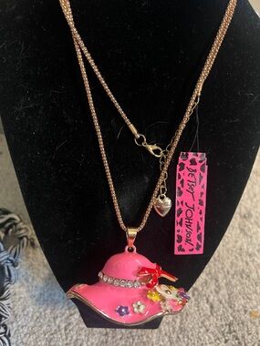 NWT Betsey Johnson Hot Pink Enamel Hat Pendant Necklace with Gold Tone Chain